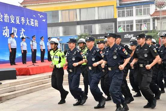 图片包含 人员, 建筑物, 户外, 道路描述已自动生成