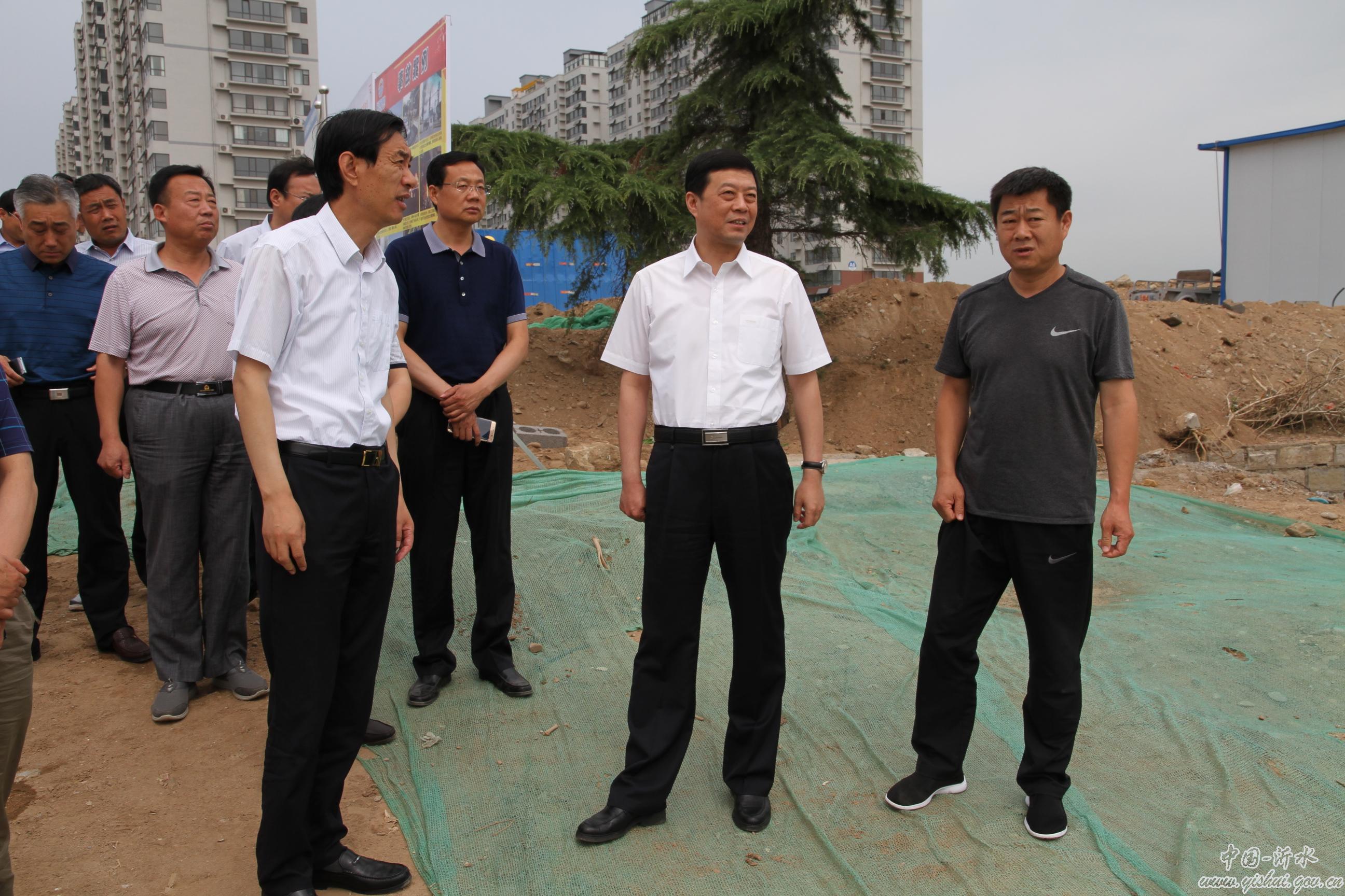 6月12日,县委副书记,县长陈永生察看部分城建重点民生项目.